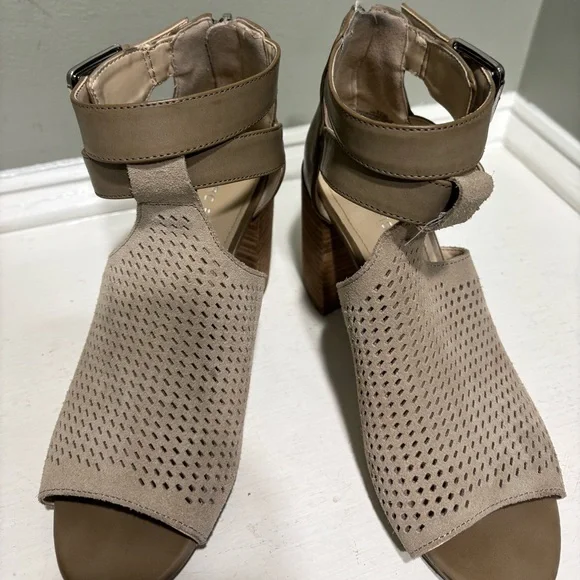 Marc Fisher Gabor Women's Tan Suede Sandals w/ Block Heel-size 6.5 - Picture 4 of 9